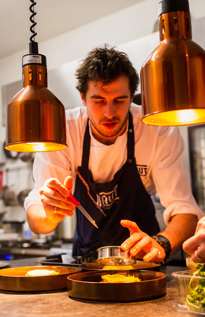 Le chef Matteo Vittoria en cuisine