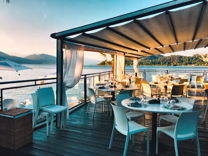 Salle du restaurant aux lumières chaudes
