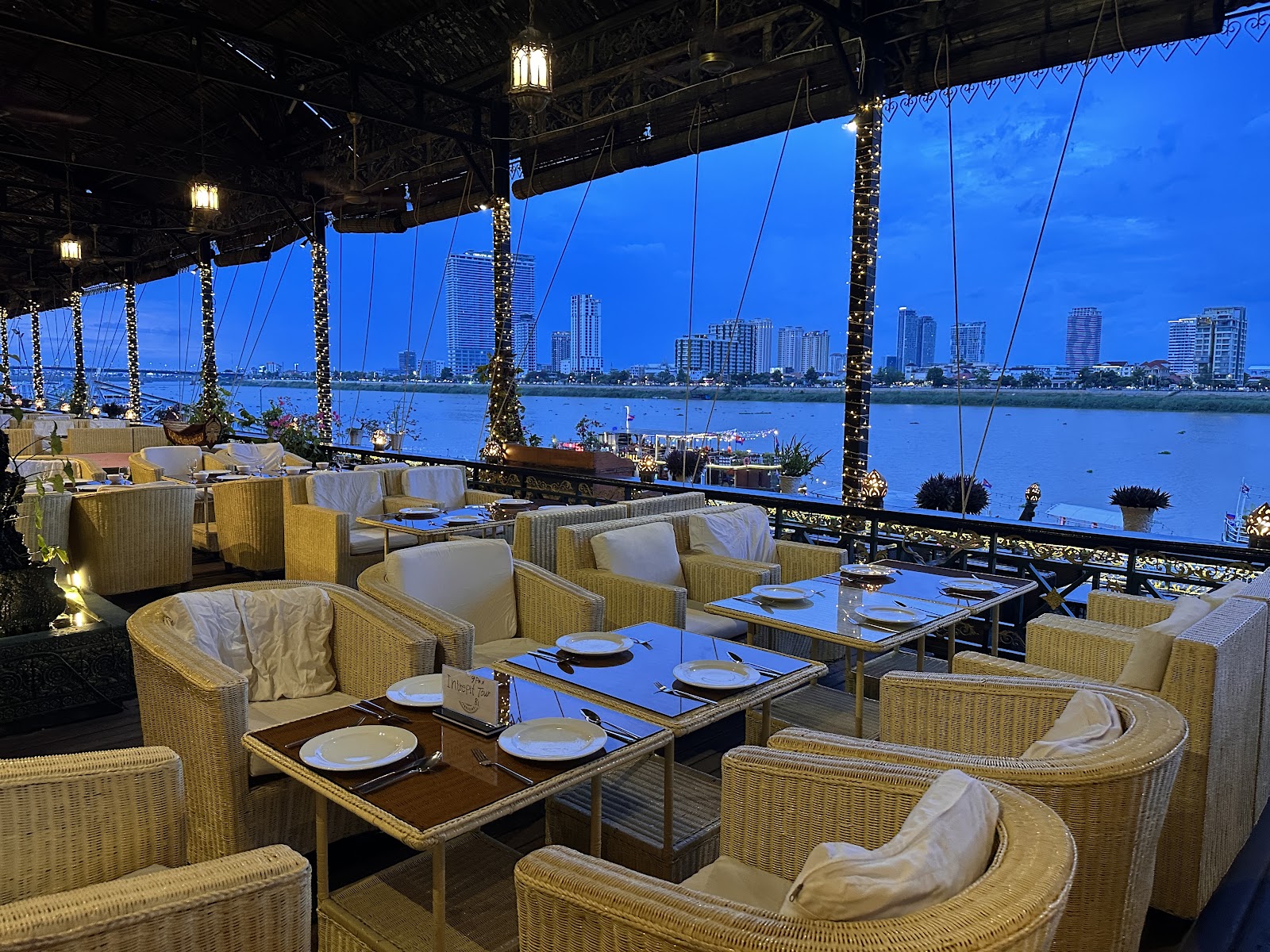 Bopha Phnom Penh - Titanic Restaurant