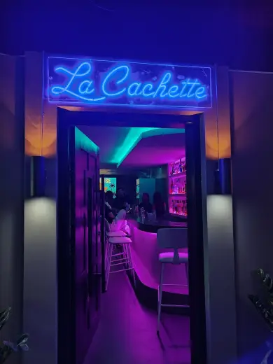 La Cachette, Bar