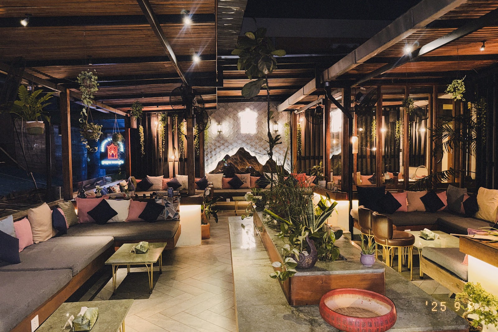 Papa Wong's Cocktail & Wine Lounge