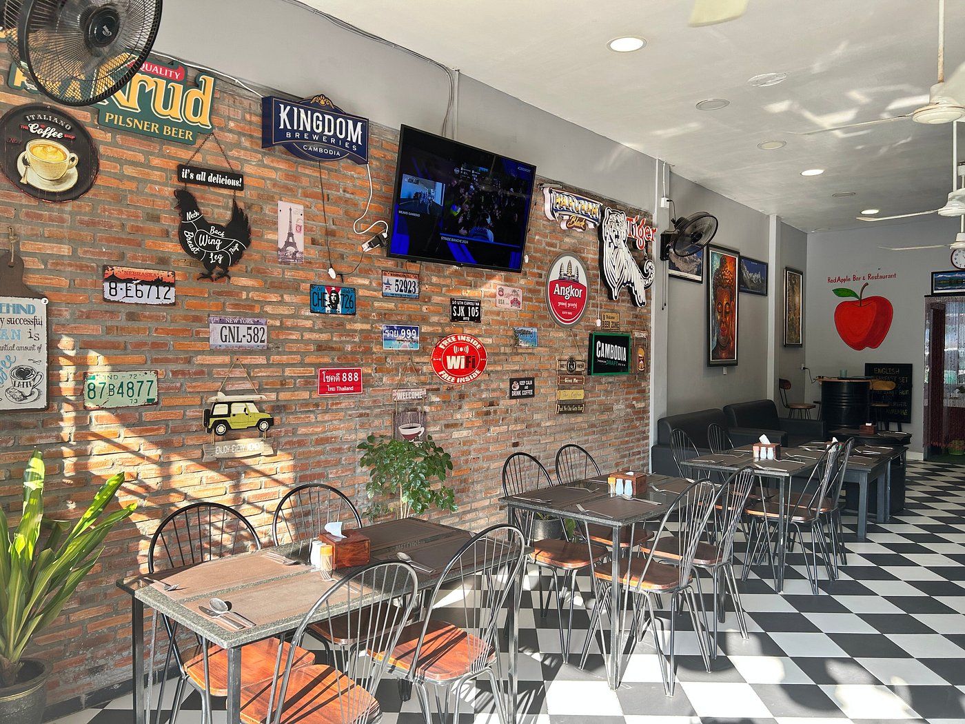 Red Apple Bar & Restaurant photo 3