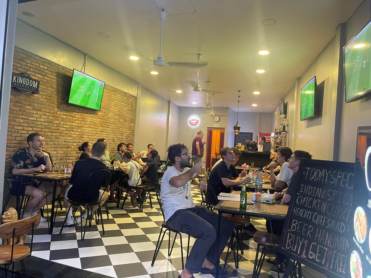 Red Apple Bar & Restaurant