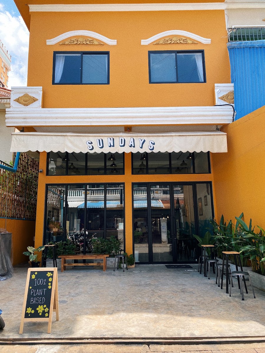 Sundays Café & Hotel